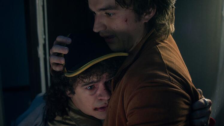 Die Monster werden immer bedrohlicher: Dustin (Gaten Matarazzo, links) sucht Trost bei Steve (Joe Keery).