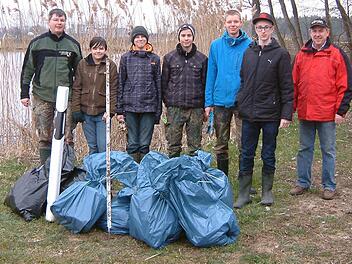 Die Jungfischer mit Jugendwart Christian Baier (l.) und Gewässerwart Reinhard Geilhausen (r.) sammelten mehrere Säcke voller Müll und sogar einen Leitpfosten. Foto: Mathias Erlwein