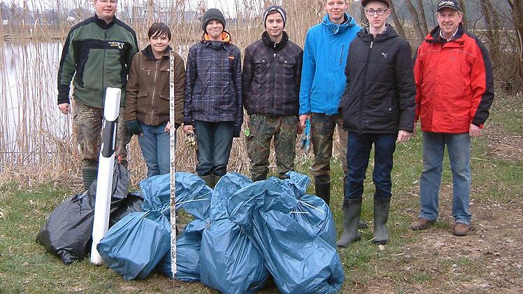 Die Jungfischer mit Jugendwart Christian Baier (l.) und Gewässerwart Reinhard Geilhausen (r.) sammelten mehrere Säcke voller Müll und sogar einen Leitpfosten. Foto: Mathias Erlwein