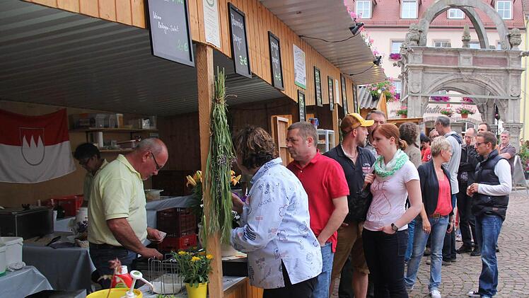 Großer Andrang herrschte bei den Selbstvermarkten, wie hier bei Walter Zeitz aus Diebach, die regionale Spezialitäten anboten.