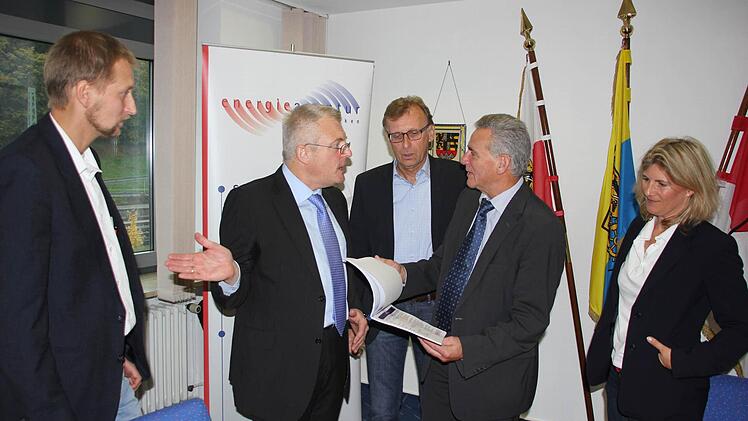 Bei der offiziellen Vorstellung des Klimaschutzberaters im Landratsamt Kronach (von links): Klimaschutzberater Jürgen Ramming, Geschäftsführer Wolfgang Böhm von der Energieagentur Oberfranken, Willi Fehn vom Regionalmanagement, Landrat Oswald Marr und Susanne Faller vom Regionalmanagement