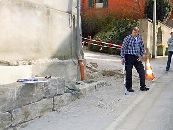 Ingenieur Hans-Jürgen Sauer (l.) erläutert Bürgermeister Schwarzmann und den Gemeinderäten die Bauarbeiten am Gehweg in Drügendorf.  Foto: Lengendfelder