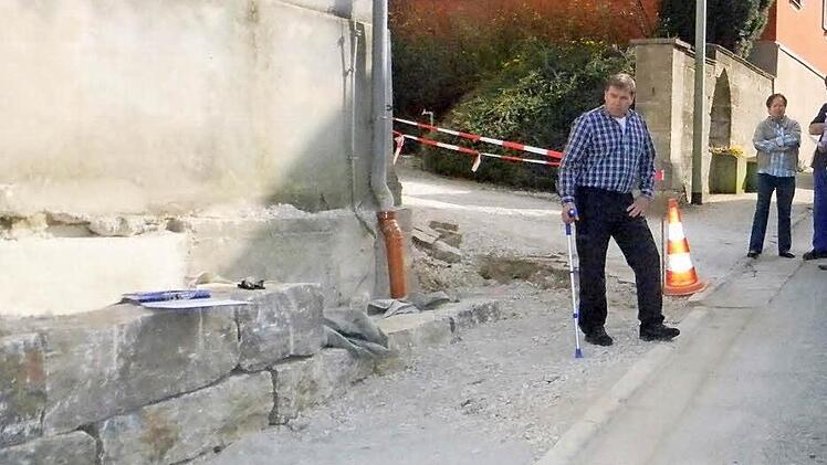 Ingenieur Hans-Jürgen Sauer (l.) erläutert Bürgermeister Schwarzmann und den Gemeinderäten die Bauarbeiten am Gehweg in Drügendorf.  Foto: Lengendfelder