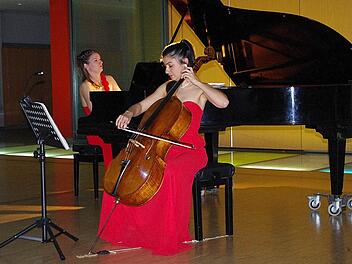 Barbara Scherbel (links) und Caroline Busser begeisterten mit wunderbarem Dialog zwischen Cello und Klavier.  Foto: Heike Schülein