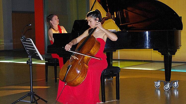 Barbara Scherbel (links) und Caroline Busser begeisterten mit wunderbarem Dialog zwischen Cello und Klavier.  Foto: Heike Schülein