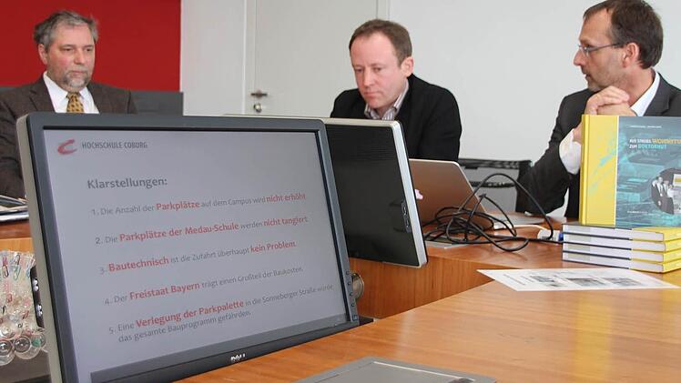 Hochschulpräsident Michael Pötzl (rechts) und die Vertreter des Staatlichen Bauamts Bamberg, Andreas von der Weth (links) und Ulrich Delles, präsentierten die Zahlen. Foto: Ulrike Nauer