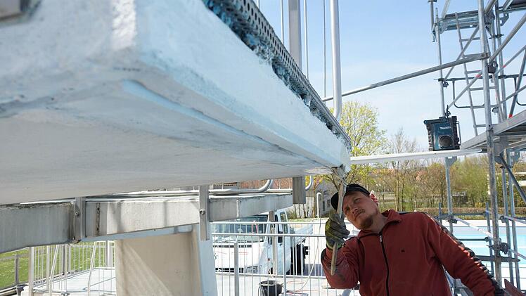 Markus Semineth dichtet die Flanke der Plattform ab. Foto: Arkadius Guzy