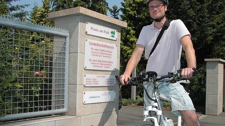 Keine unnötigen Wege zum Parkplatz: Mit dem E-Bike ist der Allgemeinarzt Ralf-Herbert Kneitz immer sofort startklar, wenn er sich auf den Weg zu seinen Patienten macht. Foto: Dagmar Besand