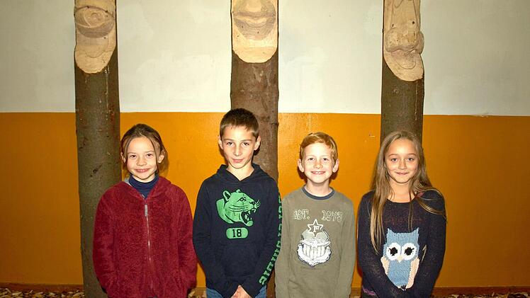Diese vier Grundschüler hatten sich mit den Skulpturen von Volker Ullenboom auseinandergesetzt und brachten dies nun den Besuchern der Präsentation nahe. Von links Lea, Luis, Max und Mia-Sophie.