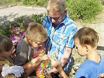 Dieter Wolf verteilt bei seiner letzten Reise im August 2015 Süßigkeiten an die Kinder. Foto: Privat