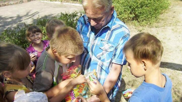 Dieter Wolf verteilt bei seiner letzten Reise im August 2015 Süßigkeiten an die Kinder. Foto: Privat