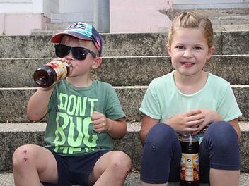 Maximilian und Hanna "helfen" ihrem Handballer-Papa Stefan Bott beim Aufbau der Imbissbude auf dem Marktplatz. Foto: Ulrike Müller