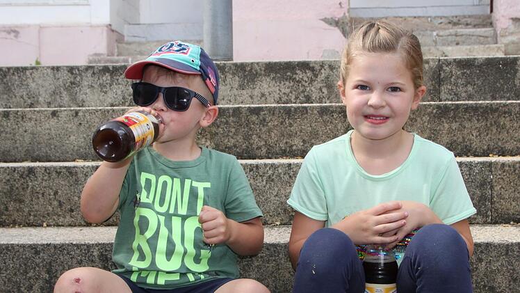 Maximilian und Hanna "helfen" ihrem Handballer-Papa Stefan Bott beim Aufbau der Imbissbude auf dem Marktplatz. Foto: Ulrike Müller