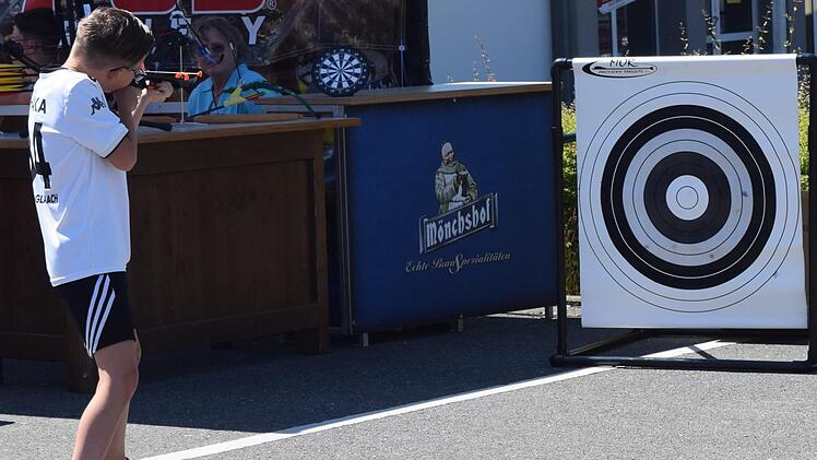 Bruno, neun Jahre alt, hat sehr viel Spaß beim Zielen mit der Spielzeug-Armbrust. Fotos: Daniela Pondelicek