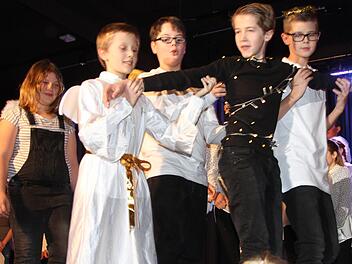 "Großer Stern, was nun?" hieß das Singspiel, dass die Chorklassen 6a und 6b boten.Günther Geiling