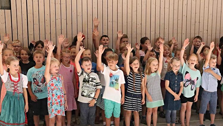 Musikalisch Adieu sagten gesanglich die Kinder der GS Untermerzbach ihrer bisherigen Rektorin.Helmut Will