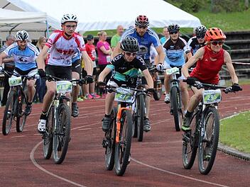 Beim Bike and Run in Wildflecken drehen die Biker auch ihre Runden im altehrwürdigen Helmut Patzke-Stadion. Fabio Mathea