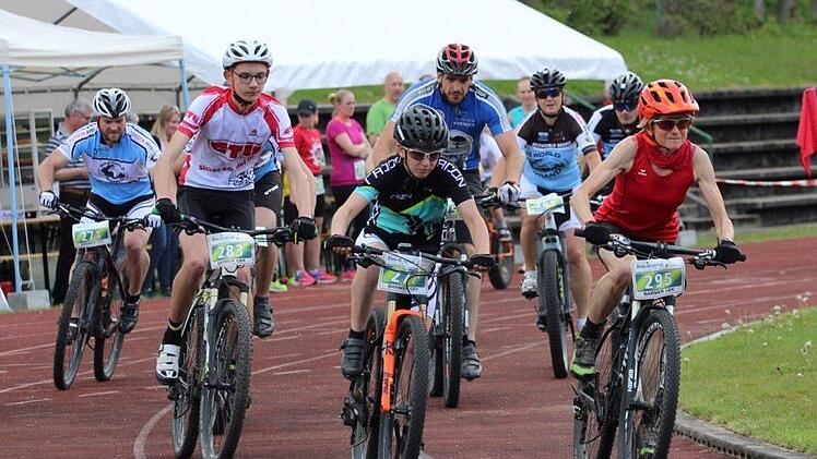 Beim Bike and Run in Wildflecken drehen die Biker auch ihre Runden im altehrwürdigen Helmut Patzke-Stadion. Fabio Mathea