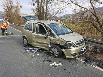 Taxi rammt Opel: Zwei Personen verletzt