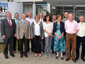 Jubiläen und eine Verabschiedung gab es im Landratsamt. Von links: Landrat Thomas Bold, Helmut Neugebauer, Michael Schäder, Wolfgang Reith, Elfriede Krzossok, Lothar Herbst, Sonja Schäfer, Martin Schneider, Carola Ott, Walter Manger und Roland Lenhart.  Foto: Peter Rauch