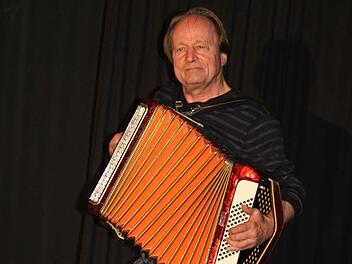 Jan Burdinski übertraf sich bei seinem Auftritt im Stadsteinacher Frankenwaldtheater selbst.