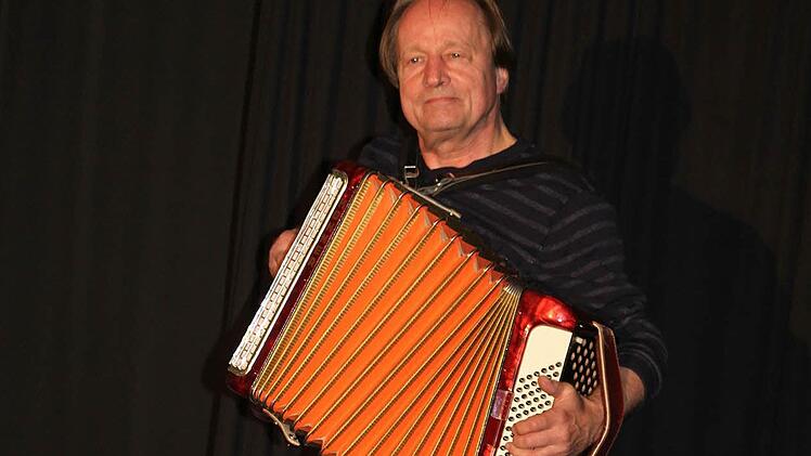 Jan Burdinski übertraf sich bei seinem Auftritt im Stadsteinacher Frankenwaldtheater selbst.