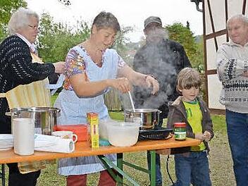 Nach einem Rezept von 1891 wurde in Aschach geröstete Grießsuppe gekocht.  Foto: Björn Hein