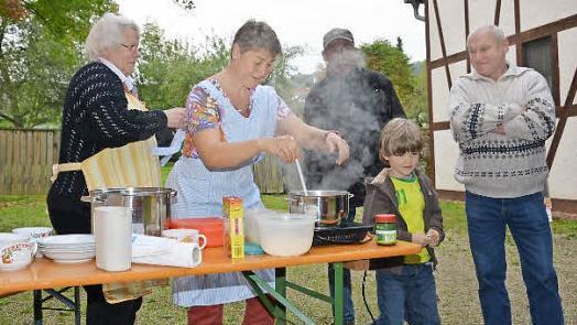 Nach einem Rezept von 1891 wurde in Aschach geröstete Grießsuppe gekocht.  Foto: Björn Hein