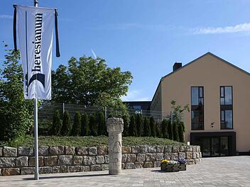 Trauerflor an der Schulfahne: Die Tage des Theresianums in Bamberg sind gezählt. Foto: RiegerPress
