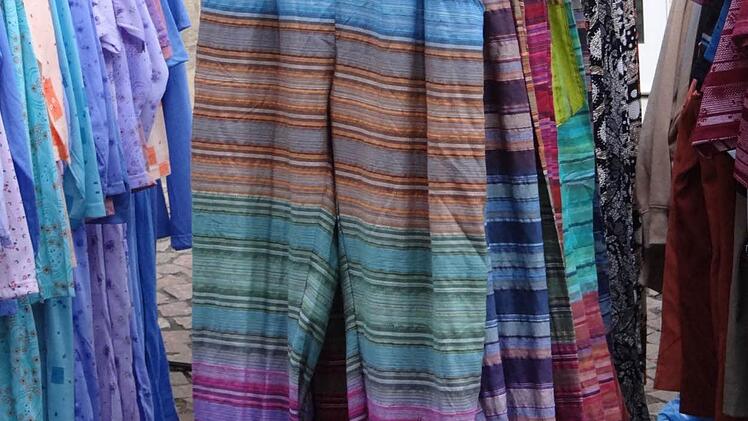 Hosen in allen Farben und Variationen gab es auf dem Lätaremarkt in Ebern.