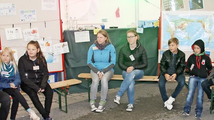 Viele Infos gibt es im "Weltfairänderer"-Zelt, hier für eine fünfte Klasse der Realschule Ebern von Mitarbeiterinnen der kirchlichen Jugendarbeit der Diözese Würzburg mit Bildungsreferentin Verena Hack (Vierte von links) an der Spitze. Foto: Helmut Will