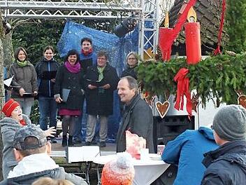 Der Jazz-Chor trat neben einem riesigen Adventskranz auf. Foto: Welker