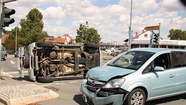 Der Suzuki-Jeep eines 19-J&auml;hrigen, der von K&ouml;sten kommend an der Kreuzung nach links, in die Coburger Stra&szlig;e, einbiegen wollte, kippte beim Zusammenprall um. Foto: Matthias Einwag