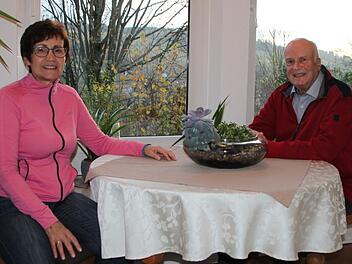 Der Jubilar im Wintergarten: Altbürgermeister Walter Gutmann lebt in seinem Haus in Wildflecken. Seine Frau Maria umsorgt ihn. Foto: Ulrike Müller