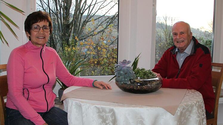 Der Jubilar im Wintergarten: Altbürgermeister Walter Gutmann lebt in seinem Haus in Wildflecken. Seine Frau Maria umsorgt ihn. Foto: Ulrike Müller