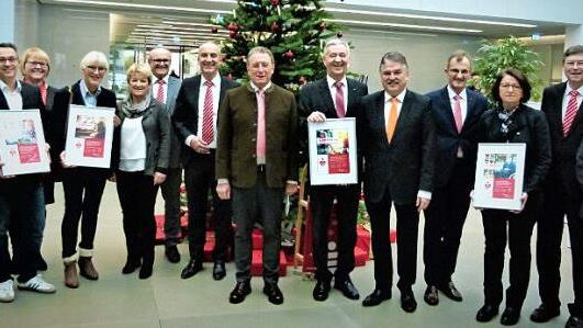 Die Vertreter der Einrichtungen, die von der Sparkasse mit jeweils 1500 Euro bedacht wurden. Mit iim Bild Verwaltungsratsvorsitzender Henry Schramm (Mitte) und (weiter nach rechts) Vorstandsvorsitzender Klaus-Jürgen Scherr, Landrat Klaus Peter Söllner und Vorstand Harry Weiß sowie Vorstand Steffen Potstada (links). Foto: Werner Reißaus