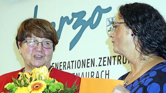 Die Gruppenvorsitzende Emilie Meier (links) wird von ihrer Stellvertreterin Anette Wirth-H&uuml;cking verabschiedet. Foto: Richard S&auml;nger