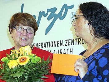 Die Gruppenvorsitzende Emilie Meier (links) wird von ihrer Stellvertreterin Anette Wirth-Hücking verabschiedet. Foto: Richard Sänger