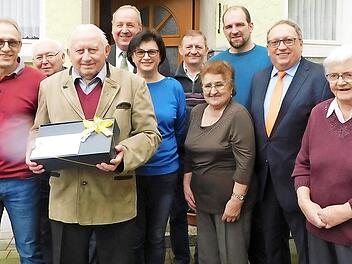 Georg Münch (mit Geschenk) im Kreis von Verwandten und Freunden mit 2. Bürgermeister Klaus Amschler (rechts hinter dem Jubilar) und stellvertretendem Landrat Dieter Schaar (Fünfter von rechts). Foto: Horst Wunner