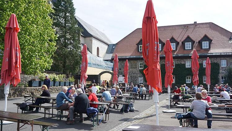 Mit einem Abstand von zwei Metern von Bank zu Bank wurden die  Sitzgarnituren im Biergarten am Kreuzberg aufgestellt. Foto: Marion Eckert