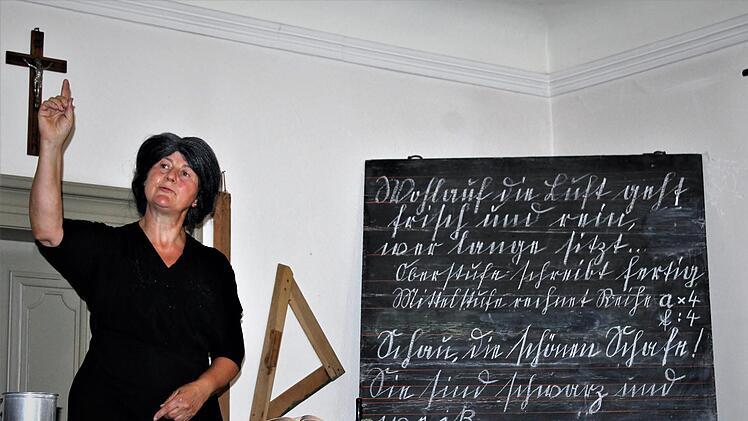 Streng gescheitelt und strenger Blick: Renate Kiesel als Schulfräulein. Werner Vogel