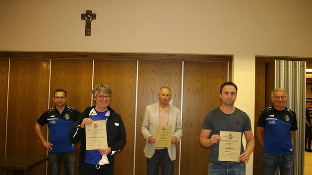 Ehrungen beim VfR Sulzthal (von links): 2. Vorsitzender Stefan Seufert , Gottfried Zimmermann, Peter Bauer, Frank Glöckner und Vorsitzender Peter Fenn