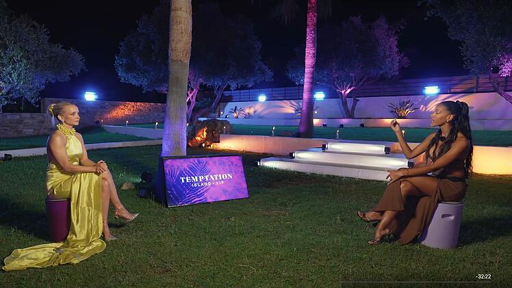 Janin (l.) und Vanessa beim Einzellagerfeuer