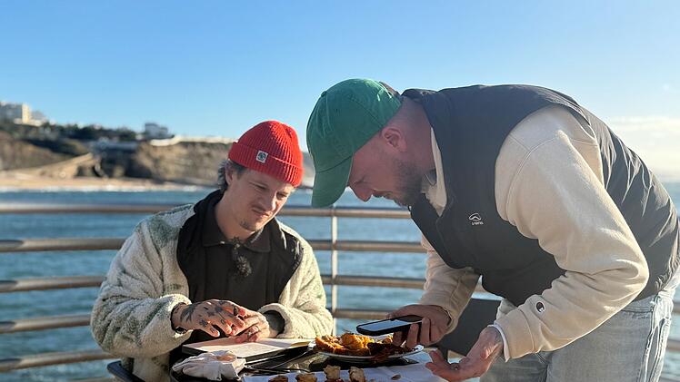 Jo und Cozy st&uuml;rzen sich in die Analyse der Caldeirada.
