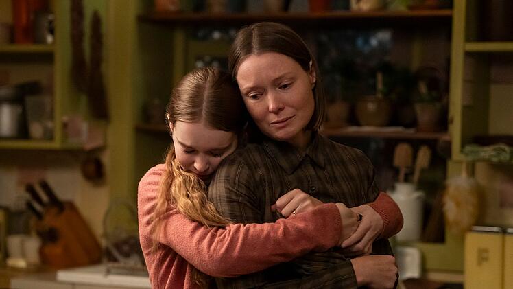 "Carrie", das Serien-Update 2026: Summer H. Howell spielt Carrie White, Samantha Sloyan ist ihre Mutter Margaret. Erstmals wird die grausame und religi&ouml;s fundamentalistische Mutterfigur komplexer gezeichnet als in den alten Adaptionen: Diese Mutter kennt auch Zuneigung und Liebe. Das Plot-Drama des Stoffes wird sie jedoch kaum verhindern k&ouml;nnen.
