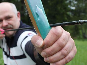 Jörg Pachollek baut Pfeil und Bogen selbst.  Fotos: Jürgen Gärtner