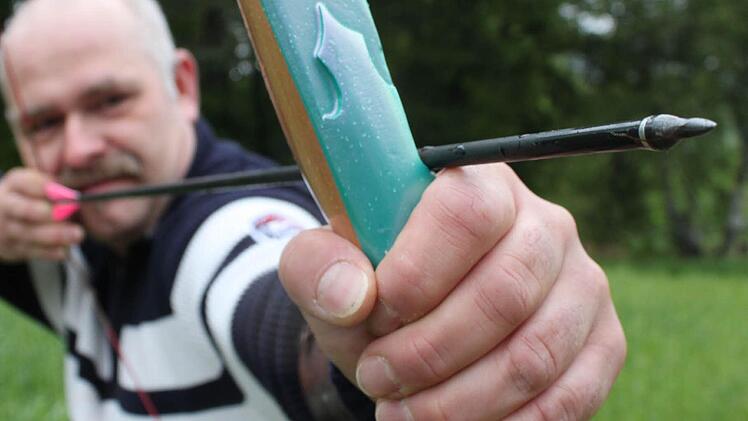 Jörg Pachollek baut Pfeil und Bogen selbst.  Fotos: Jürgen Gärtner