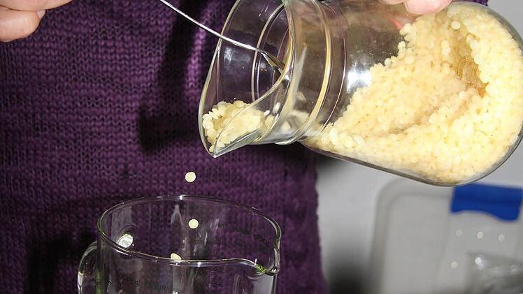 Im warmen Öl, das im Wasserbad erhitzt wird, werden die Bienenwachsteilchen aufgelöst - dann kommt Propolis dazu. Foto: Sonja Adam