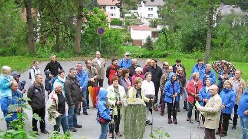 Bernd Graf erläuterte den Teilnehmern der Denkmaltags-Tour die Geschichte der Dreifaltigkeitsmarter und die Bedeutung des in ihrer Bildnische dargestellten Gnadenstuhls.  Foto: Reinhard Weber