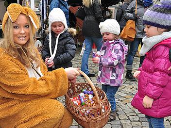 Sehnlichst erwartet wurde der Osterhase "Hasimir" (Katrin Jabs), der beim 20. Ostermarkt der Hobbybastler in Haßfurt Süßigkeiten an die Kinder verteilte. Fotos: Ulrike Langer